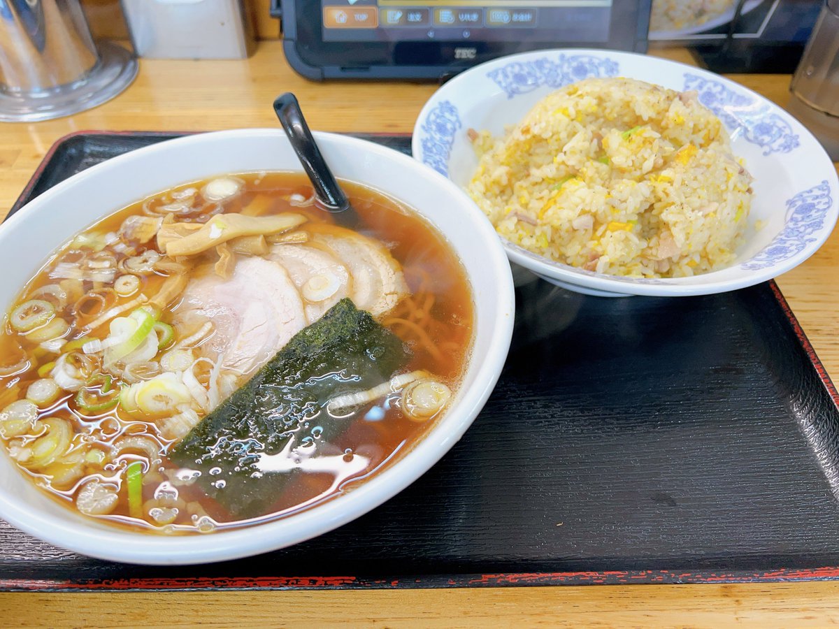 xCeRigeo's tweet photo. 遠近法で小さく見えやがってこのチャーハン💢　600gは越えてたぞ(���死) https://t.co/kZGlahXLUR