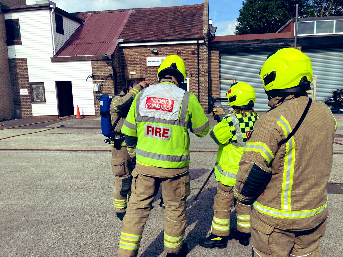 scgmccallum's tweet image. First steps into #incidentcommand for 2 members of #06Blue.  🔥🚒💨