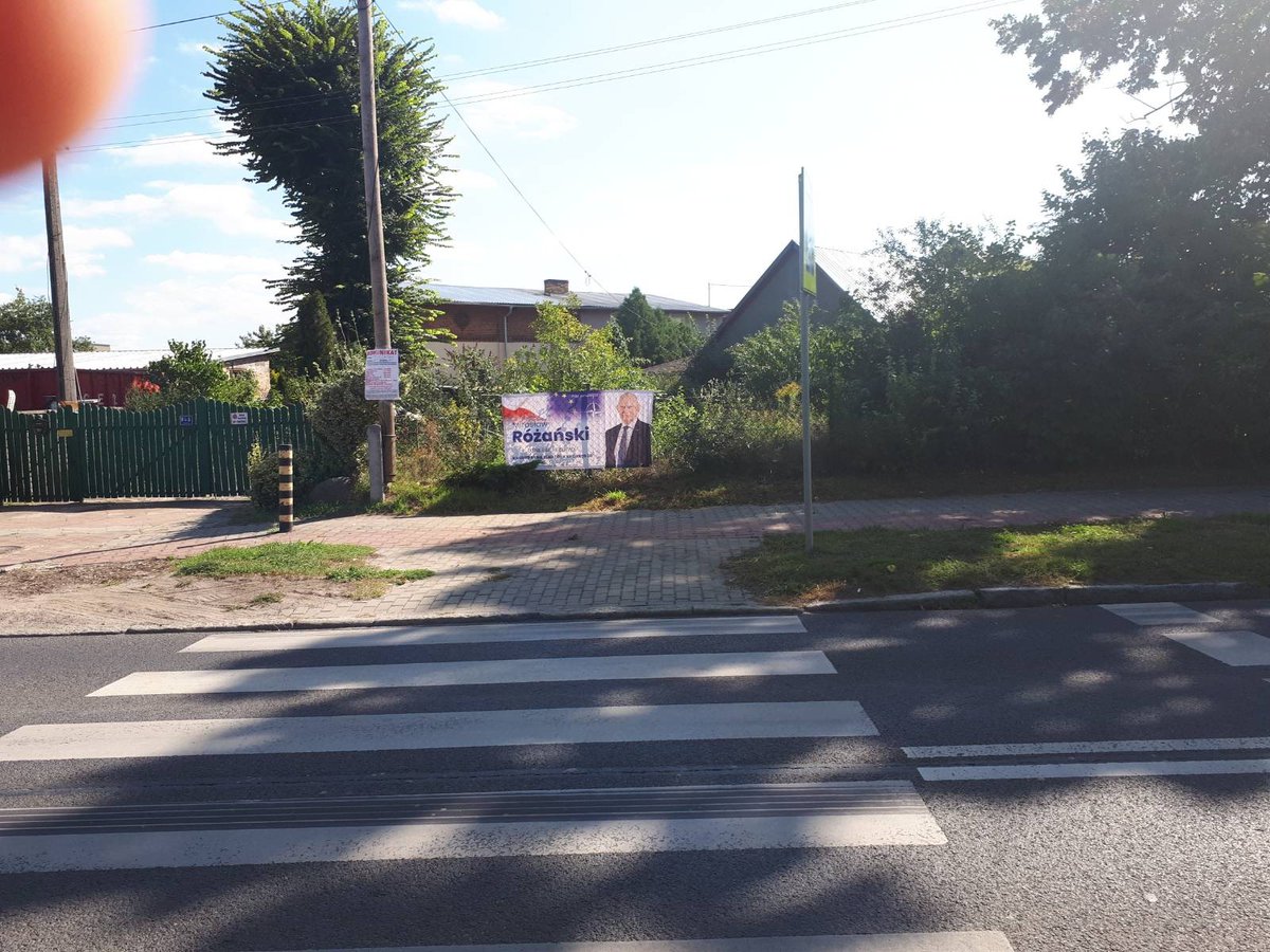 MirekRozanski's tweet photo. Dla mnie liczy się każdy głos, dlatego moja ekipa dociera do każdego zakątka 𝗢𝗸𝗿𝗲̨𝗴𝘂 𝗻𝗿 𝟮𝟬. Tym razem jesteśmy na trasie Zbąszynek - Babimost.  Wieszamy banery, ale przede wszystkim rozmawiamy z wyborcami o życiu, o problemach i oczekiwaniach. 
#Zbąszynek #Babimost #bezpieczeństwo #konsekwencja #skuteczność #stanowczość #determinacja #bezkompromisowość #kolejny #prawda