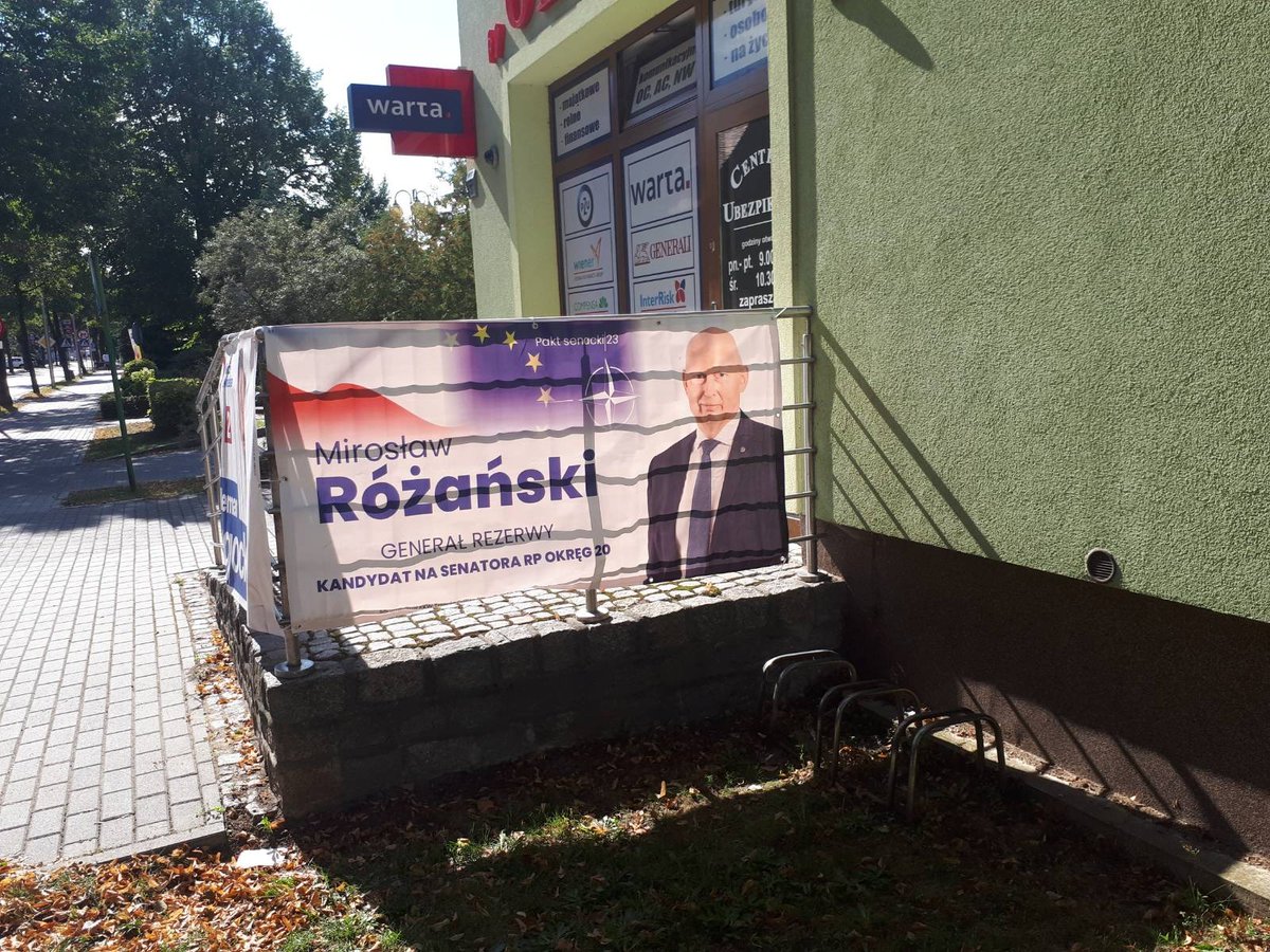 MirekRozanski's tweet photo. Dla mnie liczy się każdy głos, dlatego moja ekipa dociera do każdego zakątka 𝗢𝗸𝗿𝗲̨𝗴𝘂 𝗻𝗿 𝟮𝟬. Tym razem jesteśmy na trasie Zbąszynek - Babimost.  Wieszamy banery, ale przede wszystkim rozmawiamy z wyborcami o życiu, o problemach i oczekiwaniach. 
#Zbąszynek #Babimost #bezpieczeństwo #konsekwencja #skuteczność #stanowczość #determinacja #bezkompromisowość #kolejny #prawda