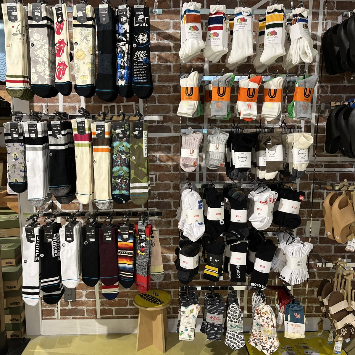 greensummit_o's tweet photo. グリーンサミットではカラフルで個性豊かな靴下を沢山揃えております♪

お洒落でかっこいいデザインのSTANCEや、フルーツオブザルーム、ユニバーサルオーバーオールなど足元を彩るアイテムがいっぱい🥰

お洒落は足元からです♪
秋のファッションは靴下に力を入れてみませんか？😆 https://t.co/aJS6qBLKMF