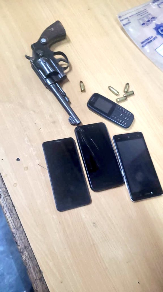 @JoburgMPD 
Whilst patrolling in Joburg #JMPD #RegionF1 ops officers stopped a vehicle with 3 male occupants. The males jumped out of the vehicle, fled & a chase ensued. Officers managed to apprehend 2 males & recovered unlicensed firearms & cellphones.