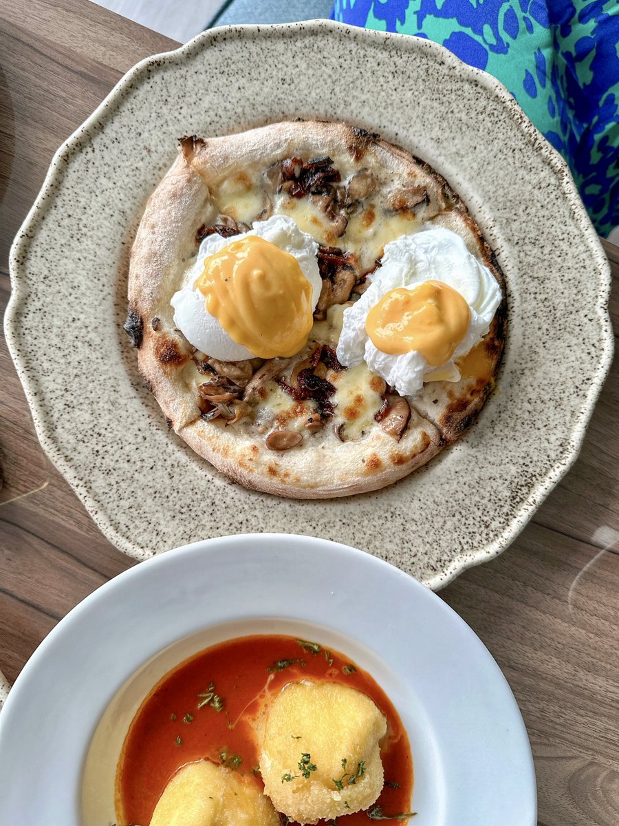 Z_Tasreen's tweet photo. Brunch, but make it Italian 🍕

(Those two dollops on top are eggs Benedict)

#Pizza #EggsBenedict #Margherita #MargheritaPizza https://t.co/n2fqcpmVzg