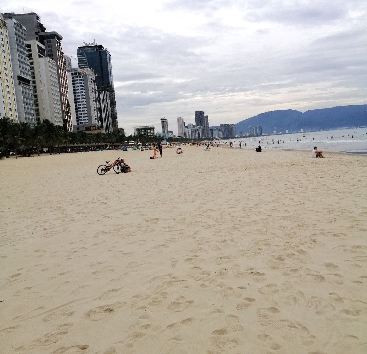 Earthdrifter's tweet photo. I recently arrived in Vietnam for the first time, and the city of Danang. Here are a few thoughts, and perceptions from this distinct coastal city.

There are 1,900 words and 13 photos. It’s a 10-minute read.

ENJOY!

First Impressions of Danang Beach Side
https://t.co/1nMxafKpkb https://t.co/S9yMbasHq6