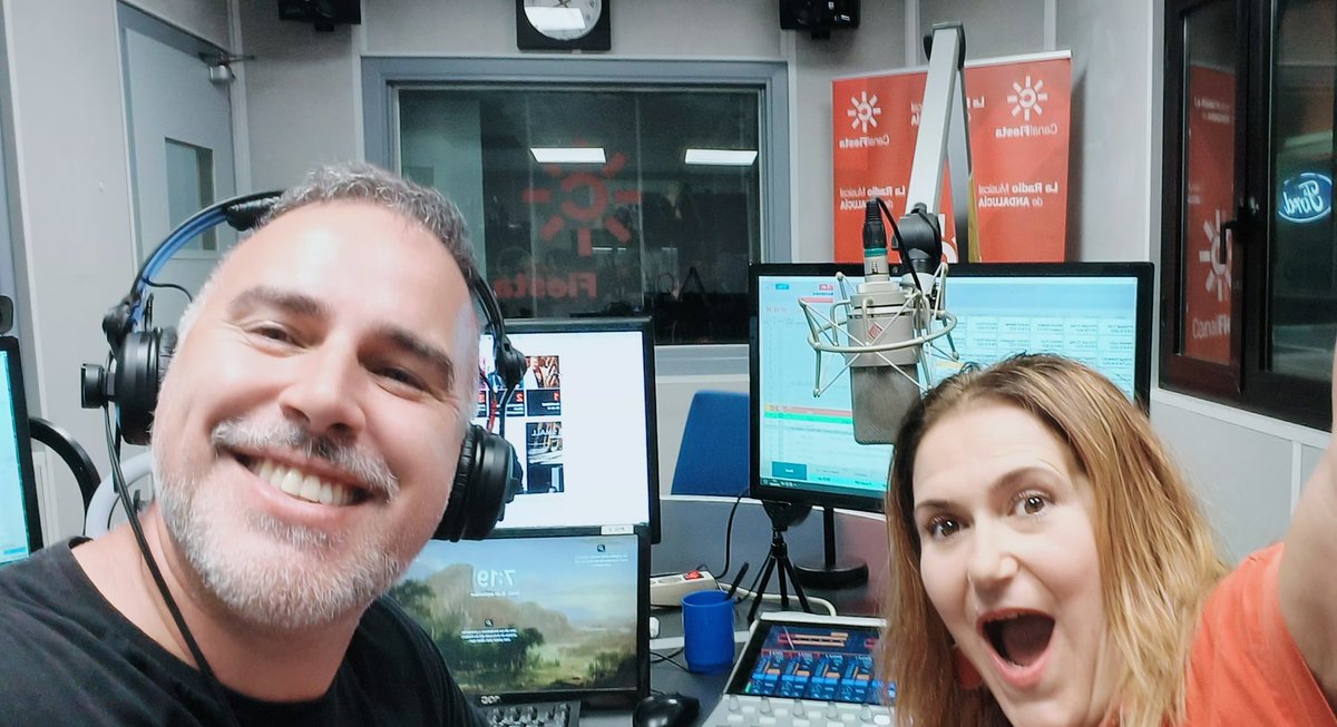 maria_ibanez's tweet photo. Empezando semana en @canalfiesta c la música de @vicco_music #nocheochentera. .. cantamos? @dominguezja 🤣🤣🤣🤣 https://t.co/FKw3JwoT2w