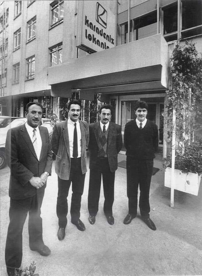 AntolojiAnkara's tweet image. Karanfil Sokak’ta şimdi DOST Kitabevi’nin olduğu yerde daha önce Karadeniz lokantası vardı. Lokantanın faaliyetine 1994’te son verildi. 1987-88 yılında çekilmiş bu fotoğrafta en solda lokanta sahibi merhum İrfan Gültan ve oğulları Metin, Hüseyin ve Kasım görülüyor” (Yılmaz Kaya)