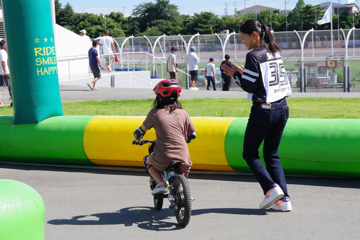 YZ85000X's tweet photo. 推し活
ババナロゴ入ってるDFGジャージいかす～
マシンかっこよ～
翔子ちゃんにめちゃくちゃ褒められながらヨツバモト転がしたい人生だった🥳 https://t.co/CYyuecJmhC