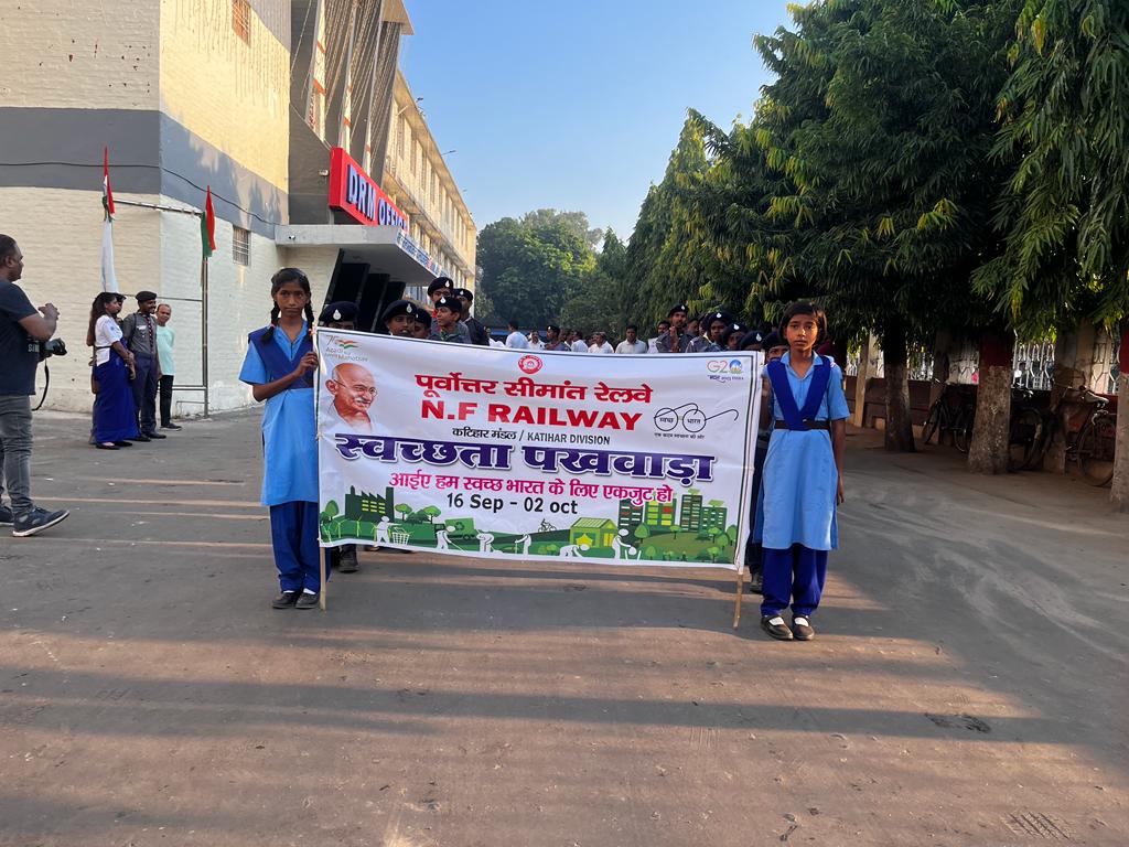 DRMPKIR23's tweet photo. 🚂🌟 Prabhat Rally for #SwacchataPakhwara in Katihar Division was a success! 💪Joined by railway officers &amp; staff, we marched from DRM office to the station, spreading cleanliness awareness. 🧹 @RailMinIndia
@MinOfCultureGoI
@PMOIndia @RailNf @drm_kir https://t.co/Y2RLHjjQJl