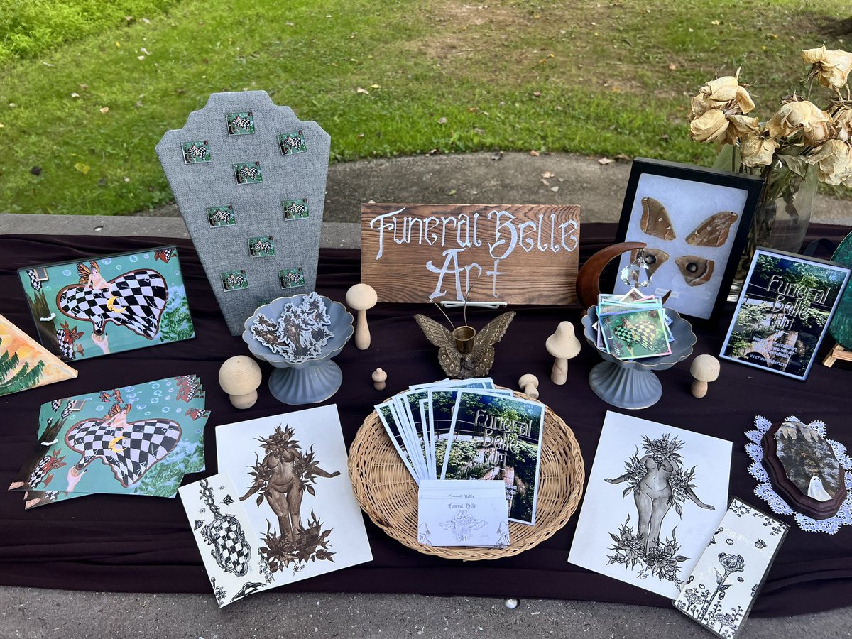 funeralbelleart's tweet photo. @allhailales I'm Ky and i paint 🖤 https://t.co/qdKe1dMS8A