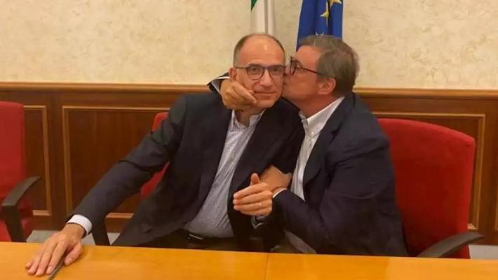 targettopoli's tweet photo. Scusate, ma che #Calenda dica che #Renzi sia una persona inaffidabile è veramente ridicolo e offensivo dell'intelletto di tutti noi. https://t.co/Pp2cZEyFpq