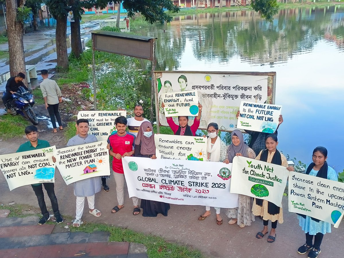 SohanYouthNetG's tweet photo. Shariatpur Climate Strike, #Bangladesh 
"We need clean air and not another billionaire." 🌿💨 
Let's prioritize people and our planet over profit. 🌍 #EndFossilFuels  #FairFastForever ✊🌏 https://t.co/CsIZMFkAeU