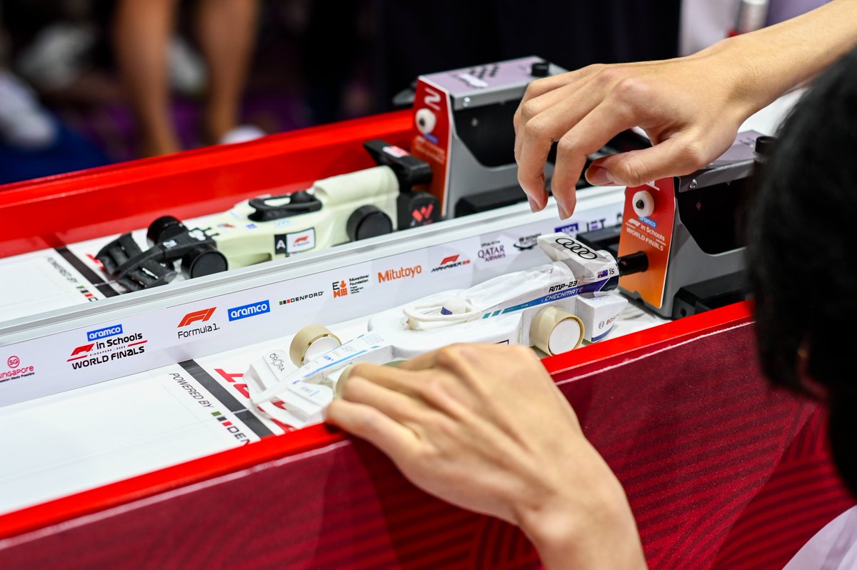 Qatar Airways tweet media