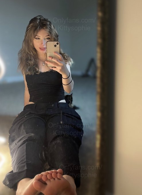 Give me a kiss ^-^ asap https://t.co/q2yn770lKx