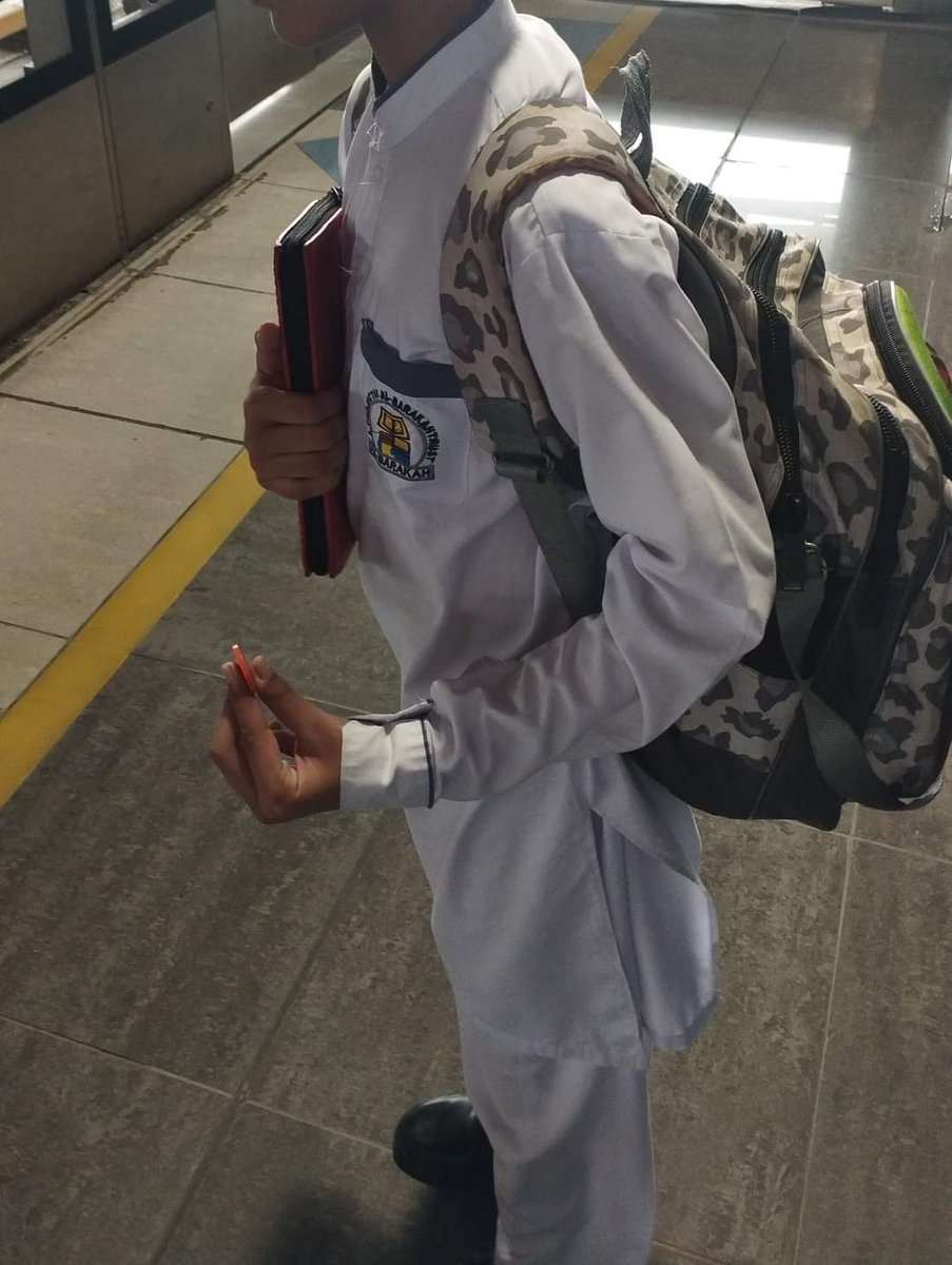 شلوار قمیض سکول یونیفارم، سکول بیگ کے ساتھ قرآن پاک ، حکومت پنجاب کے مطابق وہ اسٹوڈنٹ نہیں ہیں۔
ہماری اجتماعی اخلاقی پستی کا یہ عالم ہے کہ اپنی شناخت سے جڑی ہر چیز پر ہمیں شرم آتی ہے۔ ایک پانچویں کلاس کا طالب علم کہ جس کا سکول یونیفارم، جو کہ شلوار قمیض پر مشتمل تھا، میں ملبوس کہ