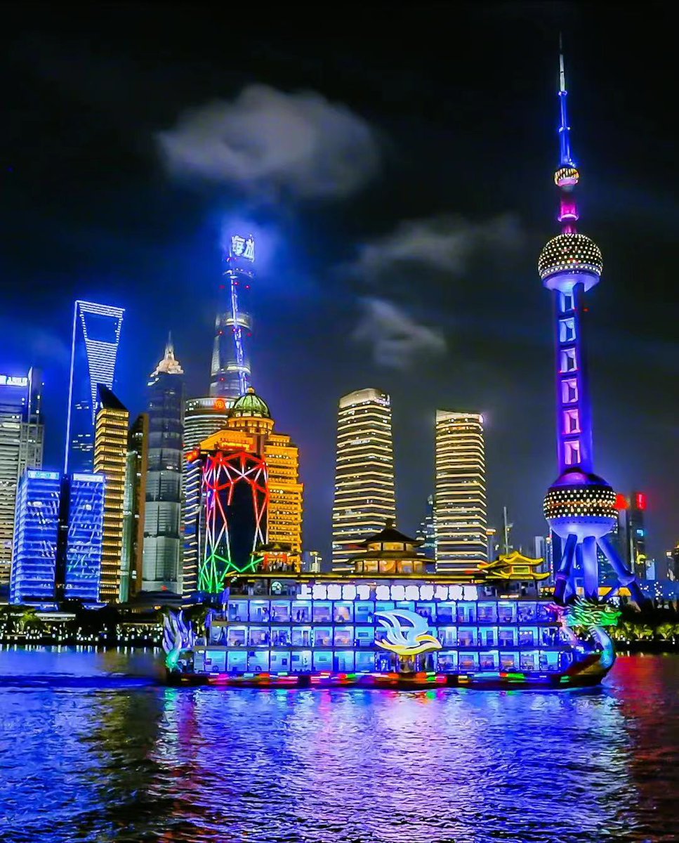 ShLetsMeet's tweet photo. Landscape #lights on the #Bund in #Shanghai will be switched to #holiday mode, illuminating between 6pm and 11pm from Sep 28 to Oct 6. Welcome to take some stunning #photos!🌃📸

#UrbanTips https://t.co/mkEWVJ5hbB