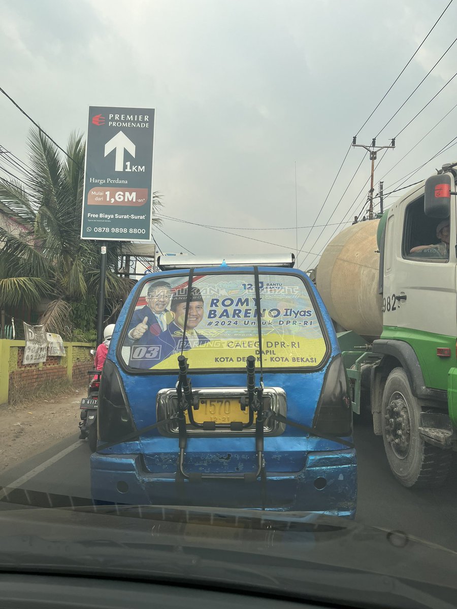 Pak <a href="/karniilyas/">Karni ilyas</a> ini anaknya ga pede ya? Alat kampanye bawa2 foto bapaknya.
Programnya dong yang dijual, bukan tampang orang tua.