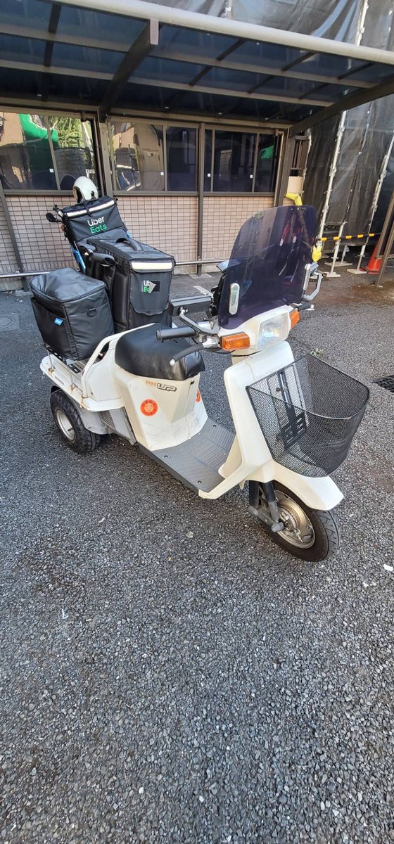 DAD19991225's tweet photo. こちらUberで使用してた車両になります
50cc登録もできます
カスタム点は書ききれないので画像判断で
駆動系は一式変わっております
画像の通りボアキットが入っててかなりお金掛かってるのでお得だと思います
廃車にしてお���し致しますので相手様の積車お願い致します
#バイクうります 
#原付売ります https://t.co/wyDe7JVM7w