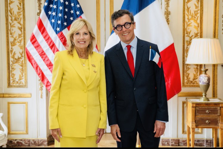 Anesth_Rea_HEGP's tweet photo. A l'invitation des services secrets américains,rencontre avec la FLOTUS (first lady of the US) Dr Jill Biden à la Résidence de l'Ambassadeur des USA.Cet honneur vient en remerciement de la disponibilité de notre Service lors des visites de personnalités américaines,au cas où… https://t.co/GsHjLdfyom