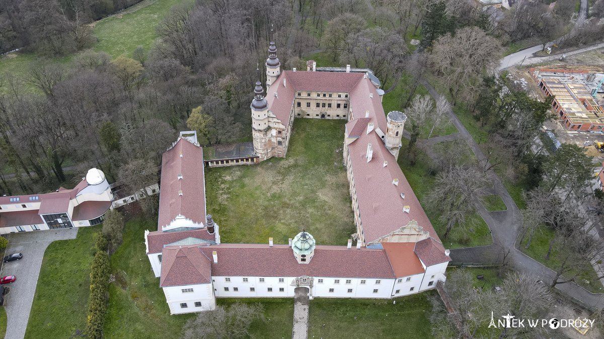antekwpodrozy's tweet photo. Głogówek jest niesamowitym miastem pełnym ciekawych zabytków. Do największych i najbardziej tajemniczych należy miejscowy zamek Oppersdorffów, który w kwietniu miałem okazję zwiedzić od środka.
https://t.co/QSUUMyAZMj https://t.co/m5gzNkGmQw