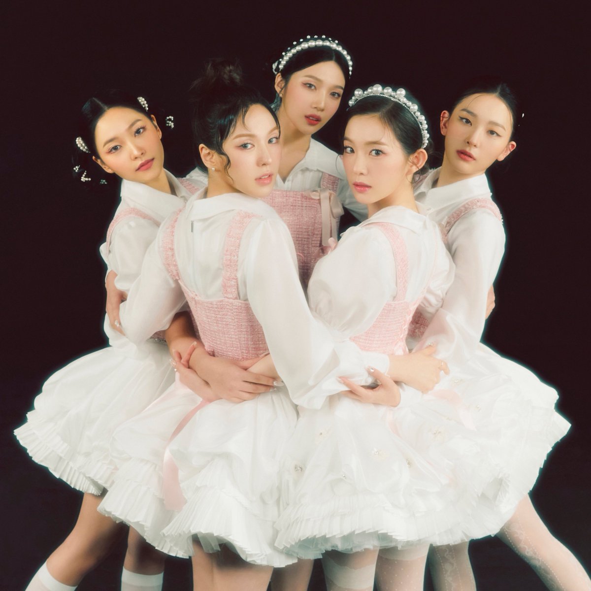 PopBase's tweet photo. Red Velvet is confirmed to release their 3rd full album this November. https://t.co/PEXq8vmRNm