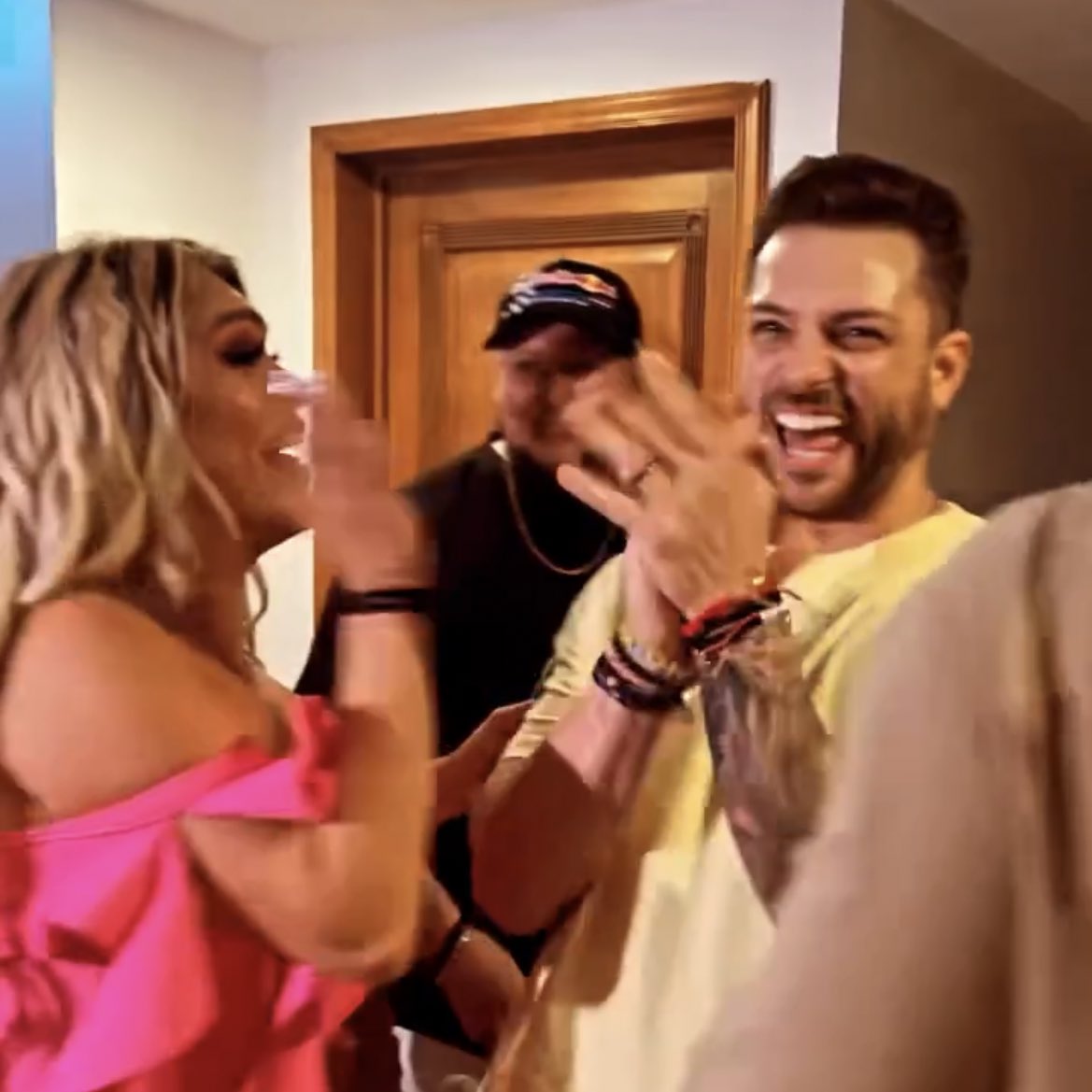 paofangirl's tweet photo. Luego de semanas de evento tras evento, me pone tan feliz ver tanto a Wendy como a Nicola sonriendo y riéndose así como en la casa. Extrañaba mucho esa complicidad y química que solo ellos logran tener.

#Wencola #NicolaPorcella #WendyGuevara 🐢🐢💕 https://t.co/1Cx9AThgtx