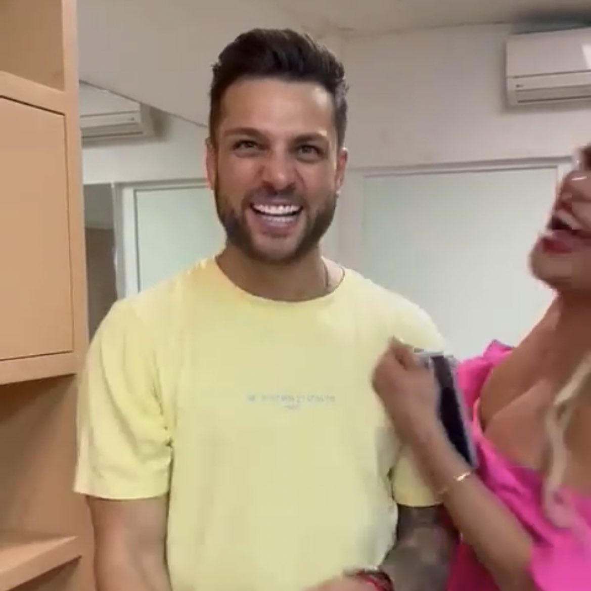 paofangirl's tweet photo. Luego de semanas de evento tras evento, me pone tan feliz ver tanto a Wendy como a Nicola sonriendo y riéndose así como en la casa. Extrañaba mucho esa complicidad y química que solo ellos logran tener.

#Wencola #NicolaPorcella #WendyGuevara 🐢🐢💕 https://t.co/1Cx9AThgtx