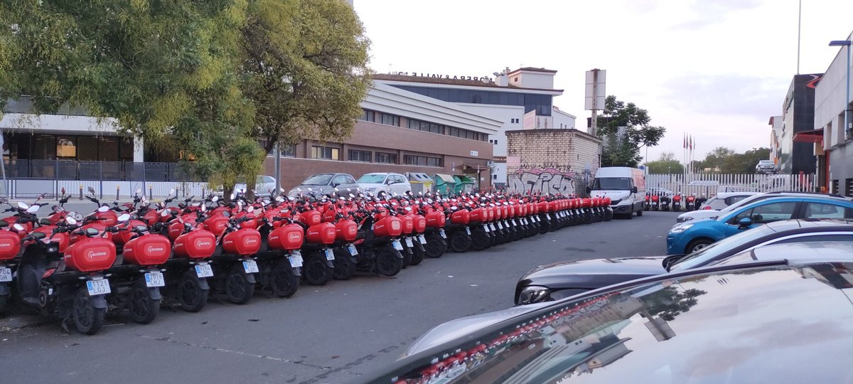 danibernet's tweet photo. @Ayto_Sevilla @PoliciaSevilla 
Los trabajadores de los edificios Morera y Vallejo cada vez tenemos menos sitios para aparcar porque los talleres de @ACCIONA utilizan la vía pública para una actividad económica. Qué compren o alquilen una nave, pero que no usen lo que es de todos! https://t.co/bQgKVWumYl