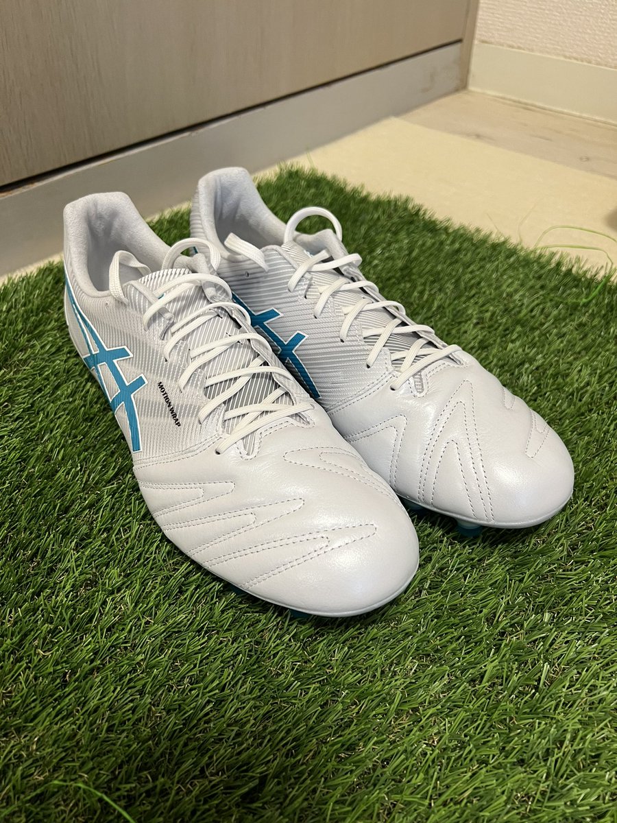 cococaraexpert's tweet photo. #asics
#ultrezza
3です。
足に馴染むのか⁉️履いてからいいパフォーマンスしてます。昨日もゴール決めたし、足に合ってるのか❓それともレッド系カラーだといいプレー出来るのか❓
我ながら謎。しばらく履き続けてみます‼️ https://t.co/sxeBim9pSI