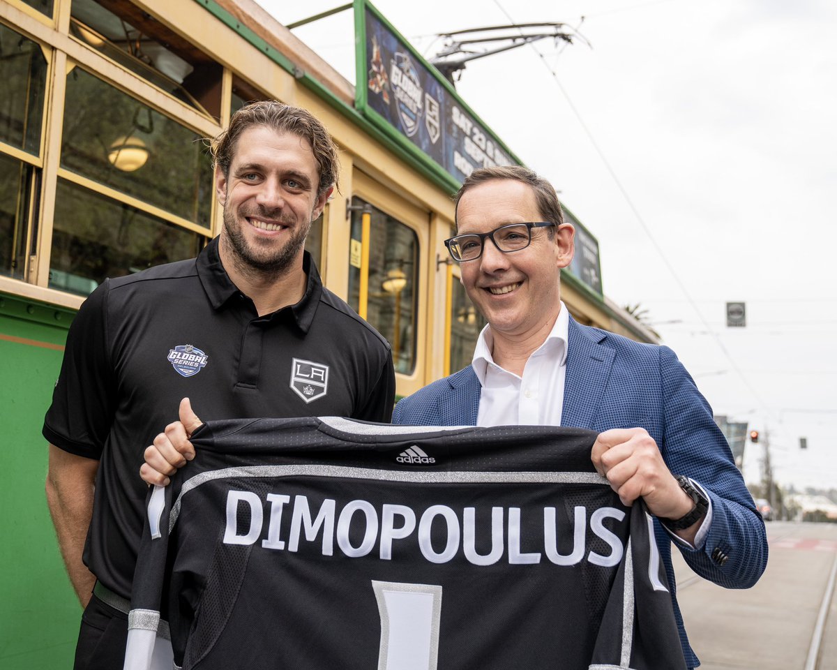 Captain 🤝 Minister of Sport

Kopi gifted a special Kings jersey to Steve Dimopoulos, the Minister of Sport in Victoria, Australia 🇦🇺