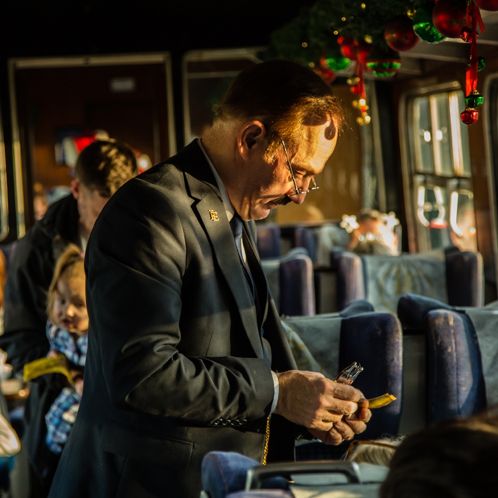 THE POLAR EXPRESS™ Train Ride steams into South Devon Railway this Christmas season - and we're calling Believers young and old to get their tickets to this magical Christmas show on a train! 

…thdevonrailwaythepolarexpressride.com

#ThePolarExpress #ThePolarExpressTrainRide