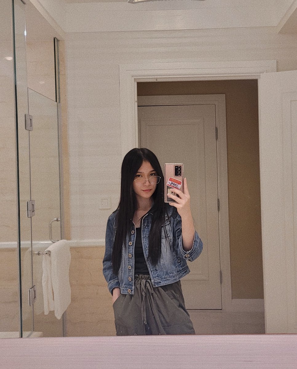 ygig_official's tweet photo. 📟 [#YGIG_GM] 

how are you my wego? i miss you all so much :( i pray that you will have a smooth sailing week! i'm always rooting for you, so keep on holding on, okay? we got this! love you! 

#LETS_JEWEL #YGIGJewel https://t.co/Wv6QnSKJX3