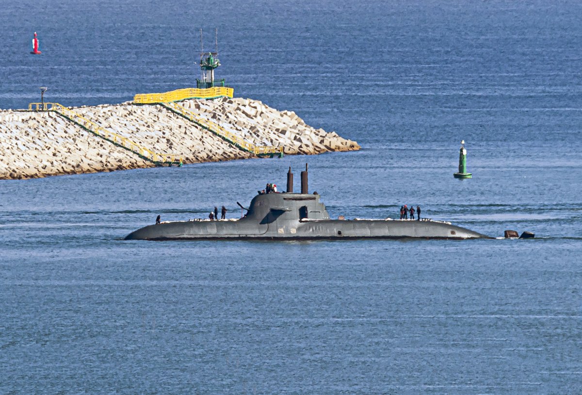 anthonyhershko's tweet photo. Today, a third visit from the Italian navy,
And today we got a submarine visit!
The last time she was here was on March 27th 2022.
Scirè S527
Benvenuto!!
#Italiannavy #Scirè #MarinaMilitare #S527 https://t.co/ZgGUoeUpFc