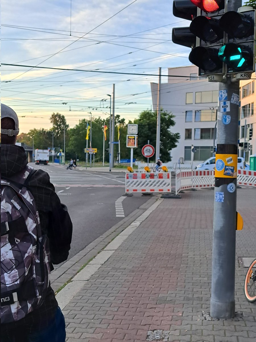 Bin ich der einzige Mensch, der nicht versteht, warum er jetzt über 3 Ampeln soll, um vom Westring in die Wiener Straße geradeaus zu fahren? Oder gibt es noch einen anderen Weg, den ich dann im dritten Versuch ergründen kann? <a href="/ADFC_MD/">ADFC Magdeburg</a> <a href="/MDradelt/">MDradelt</a> <a href="/Ottostadt/">Ottostadt Magdeburg</a>