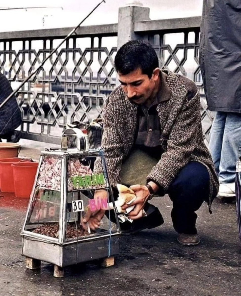 Seyyar Arnavut ciğercisi, yarım ekmek 30.000 TL, İstanbul.