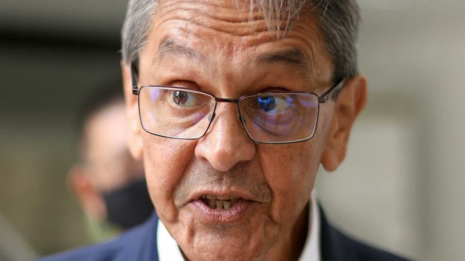 BrasilPost13's tweet photo. Após Fantástico revelar granadas mortais, Roberto Jefferson se desespera, sabe que vai morrer na cadeia, faz ameaça, chuta o balde e intima Bolsonaro, me tira daqui ou coloco você e sua família na cadeia, se eu abrir a boca não restará um Bolsonaro solto, você sabe disso ... 👇 https://t.co/g1TIKB8FEx