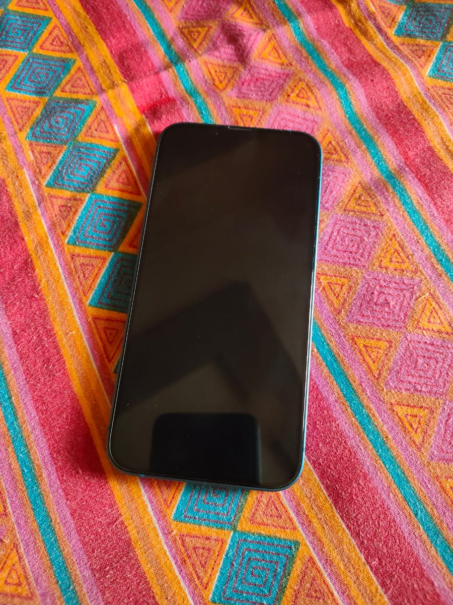 vineet40916981's tweet image. My iPhone 13 display mysteriously went black in my hand with no damage whatsoever!
Went to the service center and they said my display has to be replaced and I have to pay 31k for a phone I bought for 90k (1 year 8 months)
  #iPhoneIssues @GyanTherapy  #iPhone