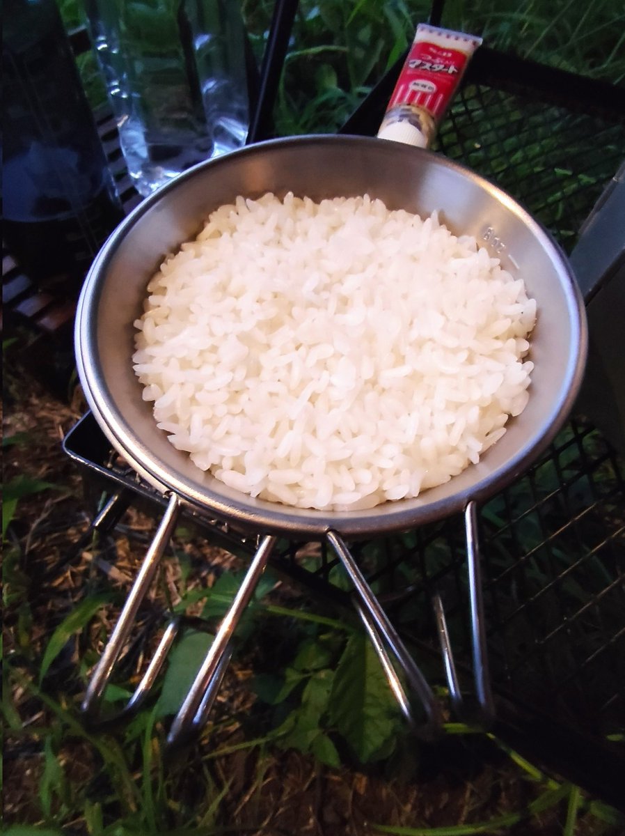 TO9rp's tweet photo. コンパクト水蒸気炊飯

深型シェラに100ccの水入れて、その上に0.5合の米と水入れた普通のシェラ重ねて蓋してアルストでほったらかし炊飯成功

#キャンツー　#キャンプ　#キャンプ好きと繋がりたい　#キャンプ好きな人と繋がりたい　#ソロキャン https://t.co/FG0kFfpf2G