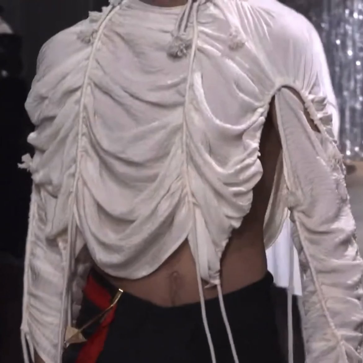 vantemims's tweet photo. NO WAY HE'S WEARING THAT https://t.co/nS19gyaiLu