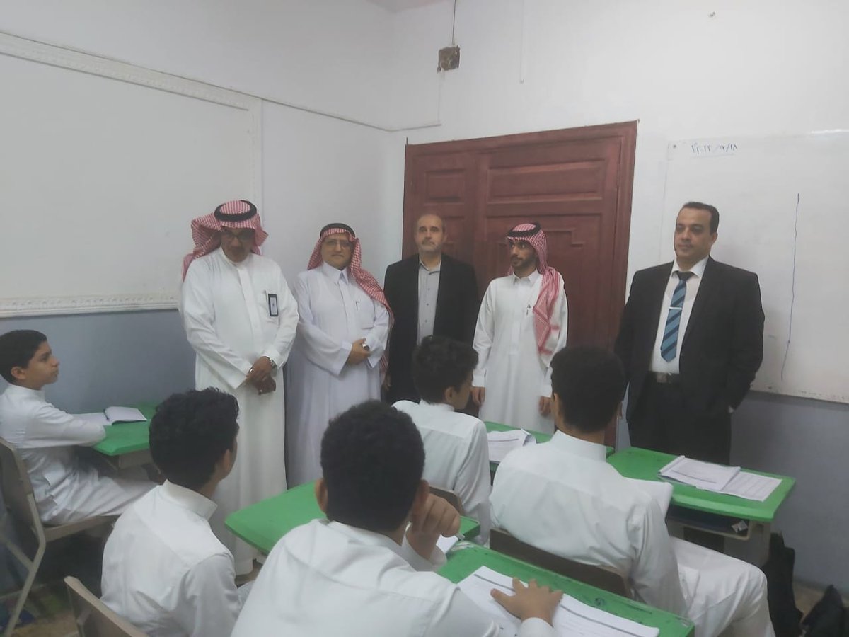 Manhal_School's tweet photo. تشرفت ثانوية المنهل الثقافي هذا اليوم الاثنين 03 ربيع الأول 1445هـ بزيارة مدير مكتب الصفا/ الأستاذ حميد محمد الغامدي والذي اطلع على سير اليوم الدراسي بداية بالاصطفاف الصباحي ثم تفضل مشكوراً بزيارة فصول المدرسة  موجهاً نصائحه القيمة للطلاب وشكره للمعلمين على أدائهم المتميز. https://t.co/7Q5Javi0yv