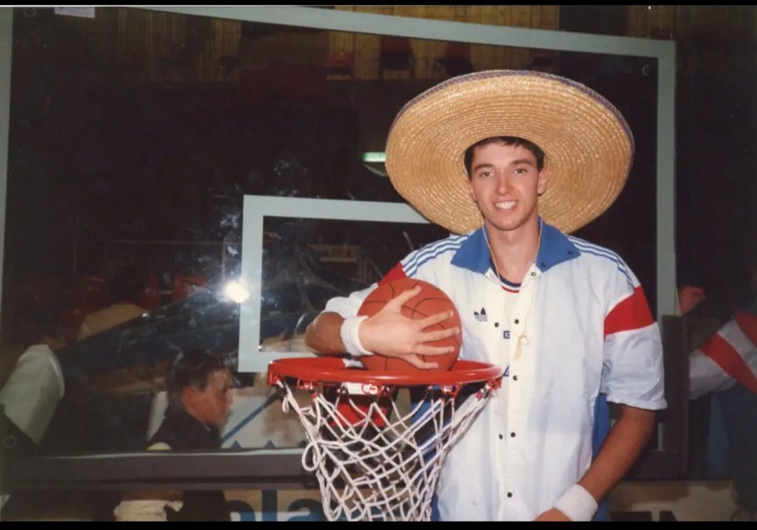 javibalmaseda1's tweet photo. ✏ HISTORIA. Hoy cumple 5️⃣5️⃣ años TONI KUKOC. 
➡️ HABLAMOS CON SU ENTRENADOR.
✅ "Era perfecto, pero una mañana venía enfadado y...‼pam‼ Kuki, esto es castigo" 👇👇 https://t.co/9cTCpzuwE9
🚨 OJO! RT este tuit, sigue a @basketspirit @javibalmaseda1 @JGBasket y gana su camiseta. https://t.co/o1qGnFTVGB
