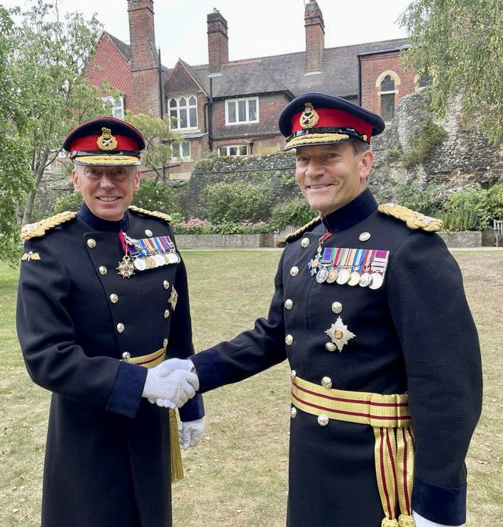 An emotional @Proud_Sappers day @RochesterCathed as I handover Chief Royal Engineer duties to @TickellChris thus completing 40 years in uniform @BritishArmy. @KellyTolhurst @medway_council @Mayor_Medway. Thank you all.