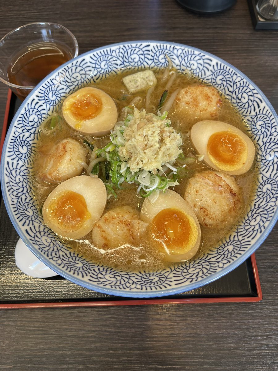 yasu_aichou's tweet photo. こんな豪華な一杯！
生姜味玉ホタテ海藻バター味噌ラーメン！頂きました。
あなたは、美味し物は、最初に食べる派？それとも後から頂く派？ボクは後からです。

#麺や北町
#ラーメン
#還暦 https://t.co/eyVnG08M3x