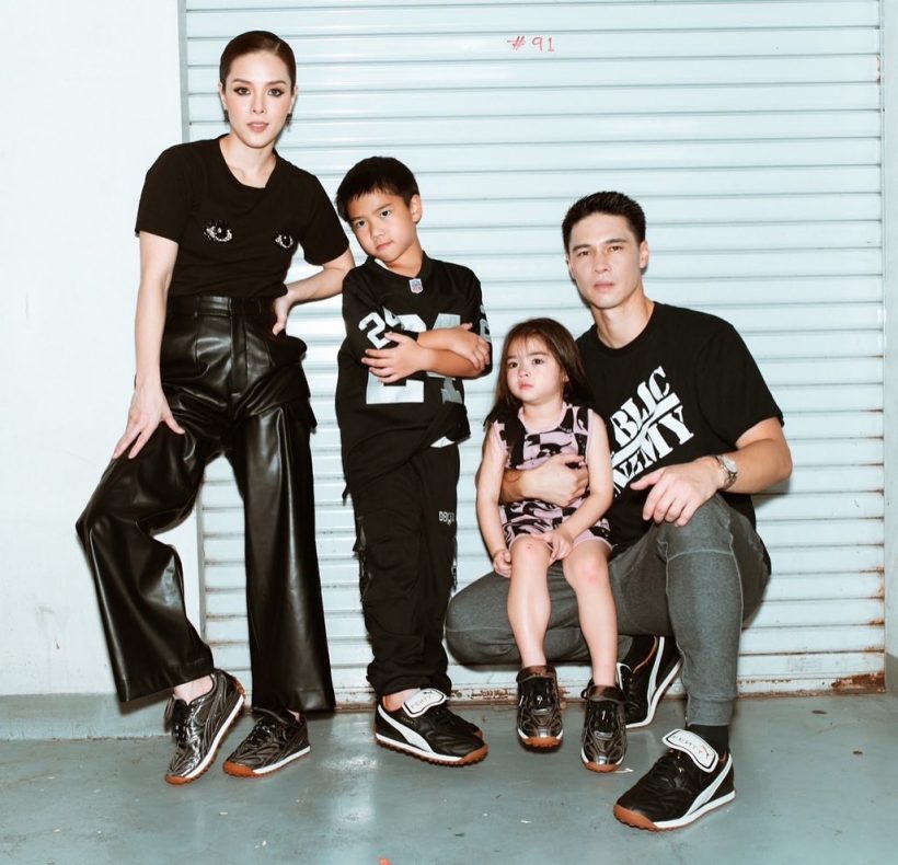 ลิเดีย-แมทธิวพาลูกๆ  ดีแลน ,เดมี่ ไปถ่ายแบบรองเท้าแบรนด์ดังเซ็ตนี้น้องเดมี่น่ารักมากๆ ปล่อยผมดูแปลกตาไปอีก

#ดีแลน #เดมี่