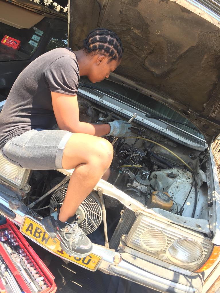 MemoMakanika's tweet photo. I am MemoMakanika
 I’m a full time motor mechanic specializing in vehicle maintenance, engine diagnostics, engine overhauls, suspension services. l am mobile l can come to your home or work place. 
 
Contact +263712825411 
Pliz Repost my hustle, my customer might be on your TL https://t.co/aN1Ooe1o9d