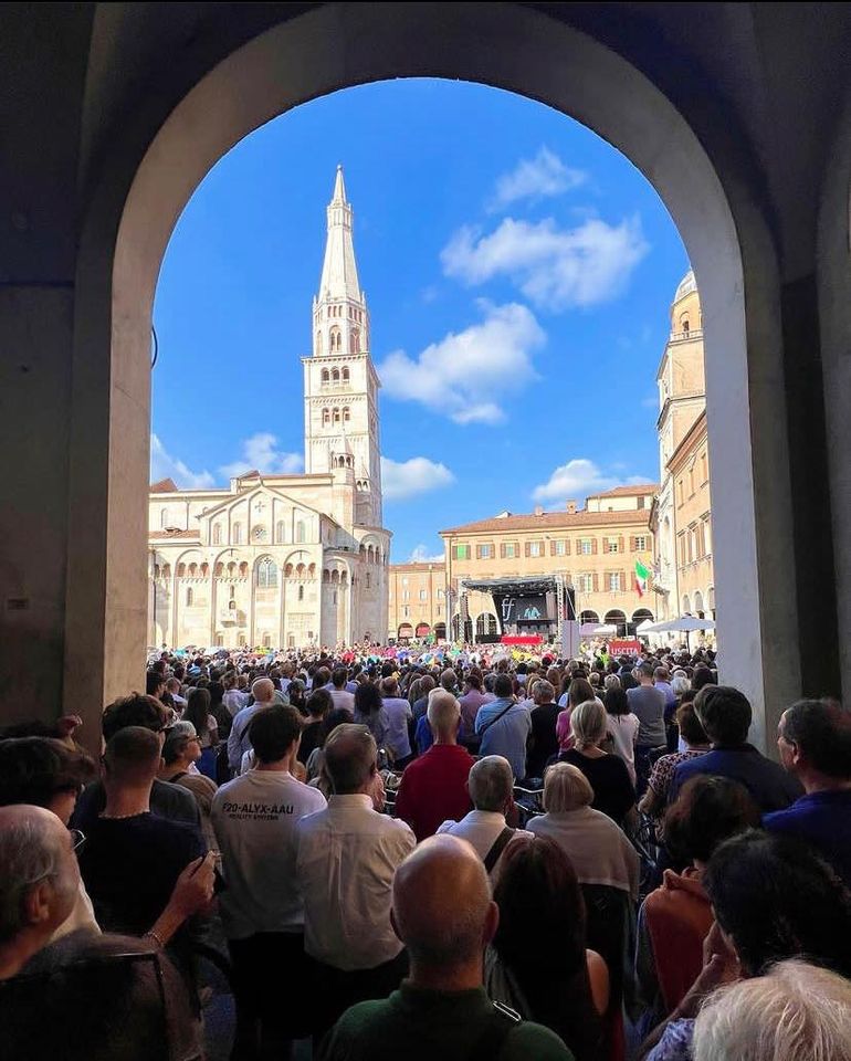 cittadimodena's tweet photo. 🤗 Buon lunedì
😉 Grazie Festivalfilosofia ‼️🌞🕶️
📆 18 Settembre, 261° giorno del calendario gregoriano
🌡️ Temperature: max 28° min 20° 🌤️☀️
👼 Sant’Arianna
📷 Piazza Grande piena. Lezioni magistrale. 📷📷
#superfoto di @bahdesign_ e igersmodena  📷📷📷 https://t.co/k5ZaoXHLbQ