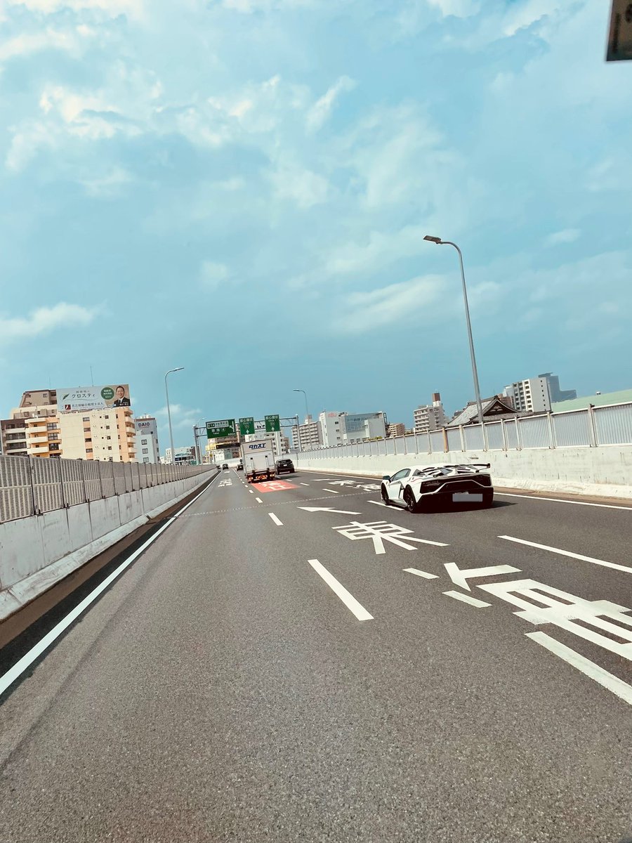 野生のSVJ！
今日やけにスーパーカー見るなぁと思っていたら世間は休みですか…🥹