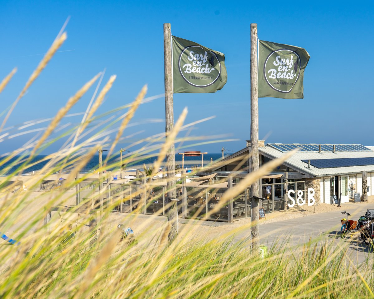 SurfenBeach's tweet photo. Wij hebben een nieuwe kleur voor onze vlaggen! Dus voortaan niet meer op zoek naar een 🟣 vlag maar een 🟢 vlag, dan weet je dat je goed zit! #strandpaviljoensurfenbeach #surfenbeach #vlaggen #flag #green #groen #ontbijt #lunch #diner #drinks #borrel https://t.co/jcZOn5iloV