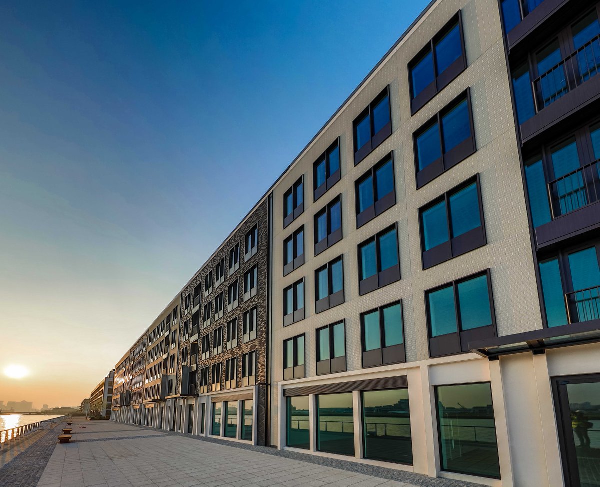 Lindner_Prater's tweet photo. Sunset at the Royal Albert Docks🌆☀️

Our team collaborated with Multiplex and Thorp Precast Ltd to deliver the glazing into precast works utilising an off-site strategy. 

#Glazing #Offsiteconstruction #RoyalAlbertDocks #Sunset https://t.co/2O1muUA1K9