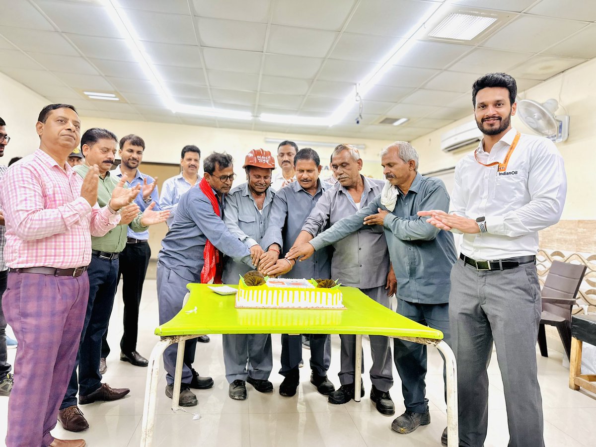 jitendergarwan's tweet photo. "🚚 Celebrating #DriversDay at Indian Oil Tikrikalan Terminal! 🍰👓 A day filled with cake, eye &amp; health checkups, and special gifts for our hardworking drivers. 🎉👁️🏥 Thank you for keeping our wheels turning! 🙌 #Truckers #IndianOil" @IndianOilcl https://t.co/PlTdVZ9cH1