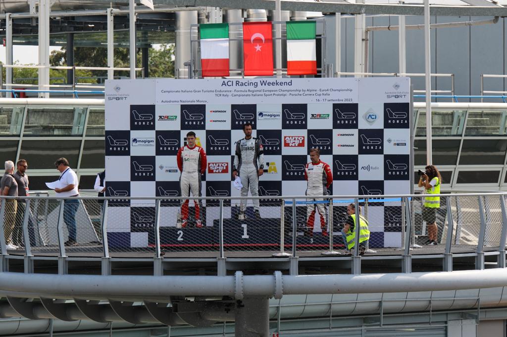 Monza’da çifte zafer! 🏆👏 40 otomobilin start aldığı ve 27 otomobilin temas yaşadığı kaotik yarışta Bitci Racing Team AMS podyum serisini sürdürerek hem cumartesi hem de pazar günü elde ettikleri birincilikler ile iki kez İstiklal Marşımızı dinletmeyi başardı! 🇹🇷😎 #Bitci…